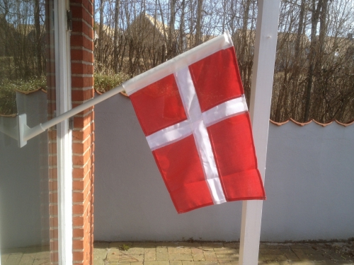 Dannebrog med 65 cm rør til butiksfacade, vindue, campingvogn eller lignende Dannebrog til butiksfacade